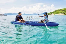 Des touristes participent aux activités de plantation de coraux dans la baie de Ninh Van. Photo : Six Senses Ninh Van Bay.