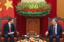 Le secrétaire général du Parti, Tô Lâm (à droite) et le directeur général de Warburg Pincus et président du Conseil d’affaires États-Unis - ASEAN (USABC), David Perlman, à Hanoi, le 18 avril. Photo : VNA.
