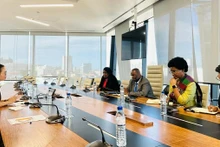 Lors de la séance de travail entre l'ambassadrice du Vietnam au Mozambique, Tran Thi Thu Thin (à gauche), et le ministre mozambicain des Ressources minérales et de l'Énergie, Estevão Tomás Rafael Pale. Photo: baoquocte.vn