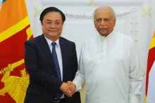 Le ministre vietnamien de l'Agriculture et du Développement rural, Lê Minh Hoan (à gauche), et le Premier ministre sri-lankais, Dinesh Gunawardena. Photo: baoquocte.