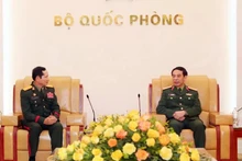 Le général Phan Van Giang, ministre de la Défense, reçoit le général de division Saichay Kommasith, vice-ministre de la Défense, chef d'état-major général de l'Armée populaire lao. Photo: VNA 