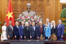 Le Vice-PM vietnamien Tran Luu Quang et des parlementaires américains. Photo: VNA.