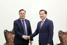 Le vice-Premier ministre Lê Minh Khai (droite), et le ministre lao des Finances, Santiphab Phomevihane. Photo : VNA.
