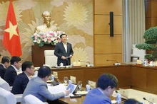 Le Président de l'AN vietnamienne, Vuong Dinh Huê (debout), s'exprime lors de la réunion. Photo : VNA.