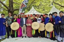L’ambassadeur Pham Hùng Tâm aux côtés de son homologue malaisien en Australie et des artistes de la troupe de Quan Ho Bac Ninh. Source: Ambassade du Vietnam en Australie.