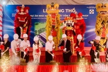Cérémonie de mise en chantier de la deuxième usine de fabrication de tôles d'acier de la société Viet Phap, le 12 novembre à Hai Phong. Photo: NDEL.