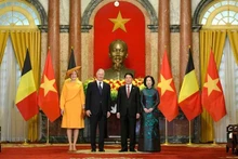 Le Roi Philippe et la Reine Mathilde de Belgique et le président vietnamien Luong Cuong et de son épouse, Nguyen Thi Minh Nguyet. Photo : VNA. 