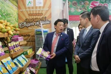 La délégation de l'Organisation des Nations Unies pour l'alimentation et l'agriculture (FAO), conduite par son directeur général Qu Dongyu, visite les stands des produits OCOP au Centre de promotion du commerce agricole du Vietnam (Agritrade), le 6 février à Hanoï. Photo : congthuong.vn