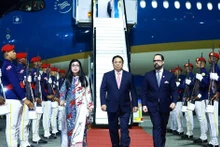 Le Premier ministre Pham Minh Chinh (au milieu) et son épouse arrivent à l'aéroport Las Americas, dans la capitale Saint-Domingue de la République dominicaine. Photo : VNA.