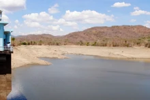 L'eau du lac Tân Giang s'assèche progressivement, ce qui n'est pas suffisant pour irriguer les rizières de la campagne d'été-automne du district de Thuân Nam, province de Ninh Thuân au Centre. Photo: VNA.