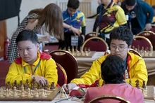 Nguyễn Nam Kiệt (à gauche) réalise une performance impressionnante lors du Championnat du monde d’échecs rapides et blitz pour jeunes 2025. Photo : NDEL.