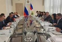 Vue générale de la rencontre entre l’ambassadeur du Vietnam en Russie, Dang Minh Khôi, et le vice-ministre russe de l’Agriculture, Sergueï Levin, à Moscou, le 2 avril. Photo : NDEL.