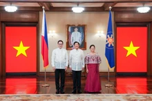 L'ambassadeur du Vietnam aux Philippines, Lai Thai Binh (1er, à gauche) et le Président philippin Ferdinand Romualdez Marcos Jr. et son épouse. Photo : VOV.