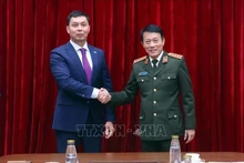 Le ministre vietnamien de la Sécurité publique, Luong Tam Quang (droite) et le président de l'Agence de lutte contre la corruption du Kazakhstan, Zhumagali Askhat. Photo : VNA. 