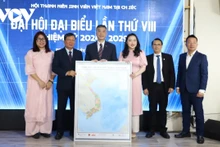 Les représentants de l’Association des jeunes et des étudiants vietnamiens en République tchèque ont remis la carte du Vietnam à l'ambassade du Vietnam et aux associations vietnamiennes en République tchèque et en Europe. Photo : VOV.