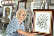 L'artiste Le Van Nghia, dit Bay Nghia, 62 ans, de la province de Dông Thap, et ses peintures sur feuilles de lotus. Photo: thanhnien.