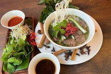 Le pho est servi dans la chaîne de restaurants Pho aux Émirats arabes unis. Photo : Vietnamnet.