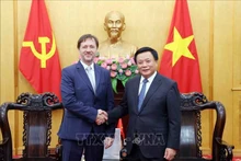 Nguyen Xuan Thang, membre du Bureau politique, directeur de l'Académie nationale de politique Ho Chi Minh, président du Conseil théorique central (droite), et l'ambassadeur de Hongrie au Vietnam Baloghdi Tibor. Photo: VNA.