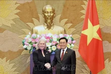 Le Président de l'AN vietnamienne, Vuong Dinh Hue (à droite), et la sénatrice américaine Kirsten Gillibrand, présidente du sous-comité sur les menaces et les capacités émergentes du Comité des services armés du Sénat américain. Photo : VNA.