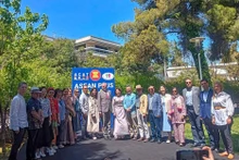 Les invités de la 3e Foire caritative ASEAN Plus Bazaar à Athènes. Photo : Ambassade du Vietnam en Grèce.