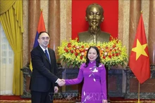 La Présidente par intérim Vo Thi Anh Xuân (à droite) et l'ambassadeur arménien Suren Baghdasaryan. Photo : VNA.