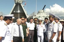 Le SG Nguyên Phu Trong rend visite aux officiers et soldats du navire 012 Ly Thai Tô, relevant de la brigade navale 162. Photo: Quang Tiên/VOV 