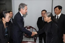 Le secrétaire d'État américain Antony Blinken présente ses condoléance à l'épouse du Secrétaire général du Parti, Nguyên Phu Trong, Ngô Thi Mân (à droite). Photo : VNA.