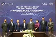 Cérémonie de signature de l'accord de coopération entre VinFast et Al Tayer Motors, le 8 mai à Hanoi. Photo: NDEL.