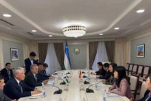La vice-ministre vietnamienne des Affaires étrangères, Lê Thi Thu Hang rend une visite de courtoisie au premier vice-président du Sénat ouzbek S. Safoev. Photo: MoFA 
