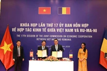 Les deux ministres signent le procès-verbal de la 17e réunion du Comité mixte sur la coopération économique entre le Vietnam et la Roumanie. Photo : BCT.
