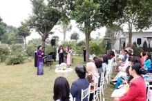 Ngô Phuong Ly, épouse du secrétaire général du Parti, Tô Lâm, prend la parole lors d'une rencontre avec les membres du Cercle des femmes de l'ASEAN à Hanoï. Photo : VNA.