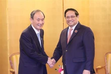 Le PM vietnamien, Pham Minh Chinh (à droite) reçoit son ancien homologue japonais, Suga Yoshihide, le 18 décembre à Tokyo. Photo : VNA.