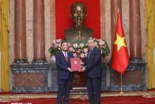 Le secrétaire général du Parti communiste du Vietnam et président de la République To Lam (à droite) a remis une décision sur la nomination de Nguyen Minh Tam, chef adjoint de la Commission centrale des relations extérieures du Parti, en tant qu'ambassadeur du Vietnam au Laos.Photo : VNA