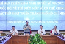 Le PM vietnamien, Pham Minh Chính (debout) lors de la première réunion de la Direction nationale chargée de mettre en œuvre la Résolution n°98 de l'Assemblée nationale. Photo : VGP.