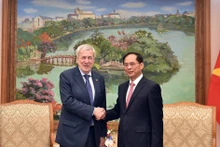 Le vice-Premier ministre et ministre vietnamien des Affaires étrangères, Bui Thanh Son (droite), et le ministre chilien des Affaires étrangères, Alberto Van Klaveren. Photo : VNA.