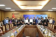 L'équipe vietnamienne et des représentants du ministère de l'Education et de la Formation, le 9 mai à Hanoï. Photo: vtv.vn.