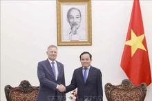Le vice-Premier ministre Tran Luu Quang (droite) et le directeur des opérations du groupe LEGO, Carsten Rasmussen. Photo : VNA.