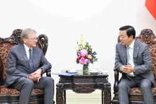 Le vice-Premier ministre Tran Hong Ha (droite) et Boris Yuryevich Titov, envoyé spécial du Président russe pour les relations avec les organisations internationales pour la réalisation des Objectifs de développement durable. Photo : VNA.