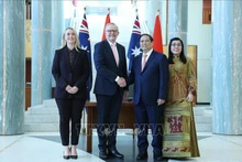 Le Premier ministre Pham Minh Chinh (deuxième à droite) et son épouse rencontrent son homologue australien Anthony Albanese (gauche) et sa fiancée. Photo : VNA.
