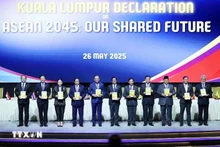 Le Premier ministre Pham Minh Chinh, les dirigeants de l'ASEAN et et du Timor-Leste signent la Déclaration de Kuala Lumpur ASEAN 2045 "Notre avenir commun". Photo : VNA. 