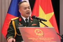 L’attaché de défense du Vietnam en République tchèque, Ta Quang Thanh s'exprime lors de la célébration. Photo : VNA.