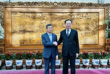 L'ambassadeur du Vietnam en Chine, Pham Thanh Binh (à gauche), et le vice-ministre chinois des Affaires étrangères Sun Weidong, le 10 février à Pékin. Photo: baoquocte.vn