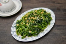 Les épinards à l'eau sautés à l'ail figurent parmi les 100 meilleurs plats sautés asiatiques par TasteAtlas. Photo : Serious Eats. 