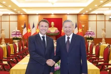 Le secrétaire général du Parti communiste du Vietnam, Tô Lâm (à droite), et le président français Emmanuel Macron, le 26 mai à Hanoï. Photo : VNA.