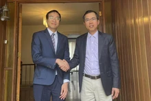 L'ambassadeur vietnamien en Australie, Pham Hung Tam (à droite), et le docteur Tran Phi Vu, président du Réseau d'innovation du Vietnam en Australie, le 31 octobre à Canberra. Photo: baoquocte.vn