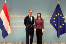 La vice-ministre vietnamienne des Affaires étrangères Nguyen Minh Hang (à droite) et le prince Jaime de Bourbon de Parme, qui est également envoyé spécial du gouvernement néerlandais pour le climat. Photo: baoquocte. 
