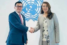 La Directrice exécutive de l’Office des Nations Unies contre la drogue et le crime (ONUDC), Ghada Fathi Waly, et l’ambassadeur Vu Le Thai Hoang, chef de la Mission permanente du Vietnam auprès des Nations Unies et des organisations internationales à Vienne. Photo : NDEL. 
