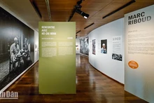 L'exposition photographique de Marc Riboud sur le thème « Vietnam pendant les années 1966 – 1976 » suscite l’attention d'un grand nombre du public. Photo : NDEL.