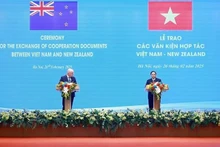 Le Premier ministre Pham Minh Chinh et son homologue néo-zélandais lors de la conférence de presse conjointe, le 26 février à Hanoï. Photo: VNA 