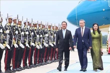 Le secrétaire général du Parti communiste du Vietnam Tô Lâm et son épouse Ngô Phuong Ly à leur arrivée à l’aéroport de Halim Perdanakusuma, en Indonésie, le 9 mars. Photo : VNA. 